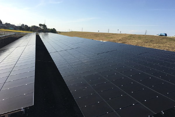 株式会社KAWAKOUの太陽光発電パネル架台設置施工(野立て設置)