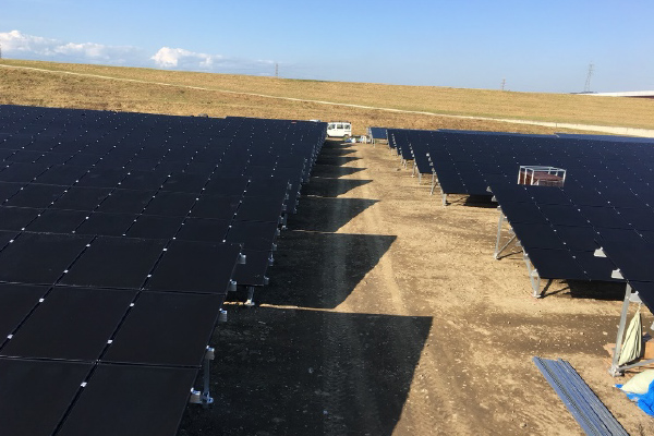 株式会社KAWAKOUの太陽光発電パネル架台設置施工(野立て設置)